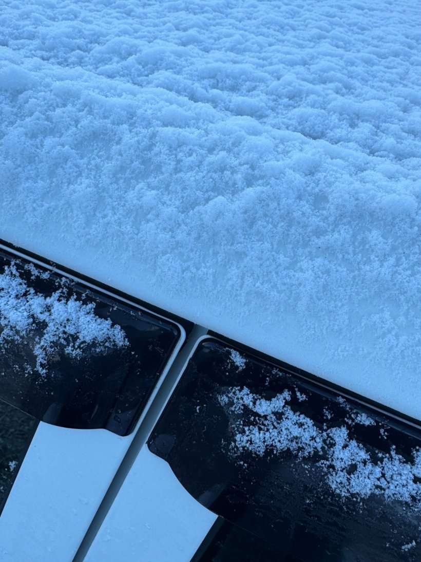 車の屋根に雪が積もっている